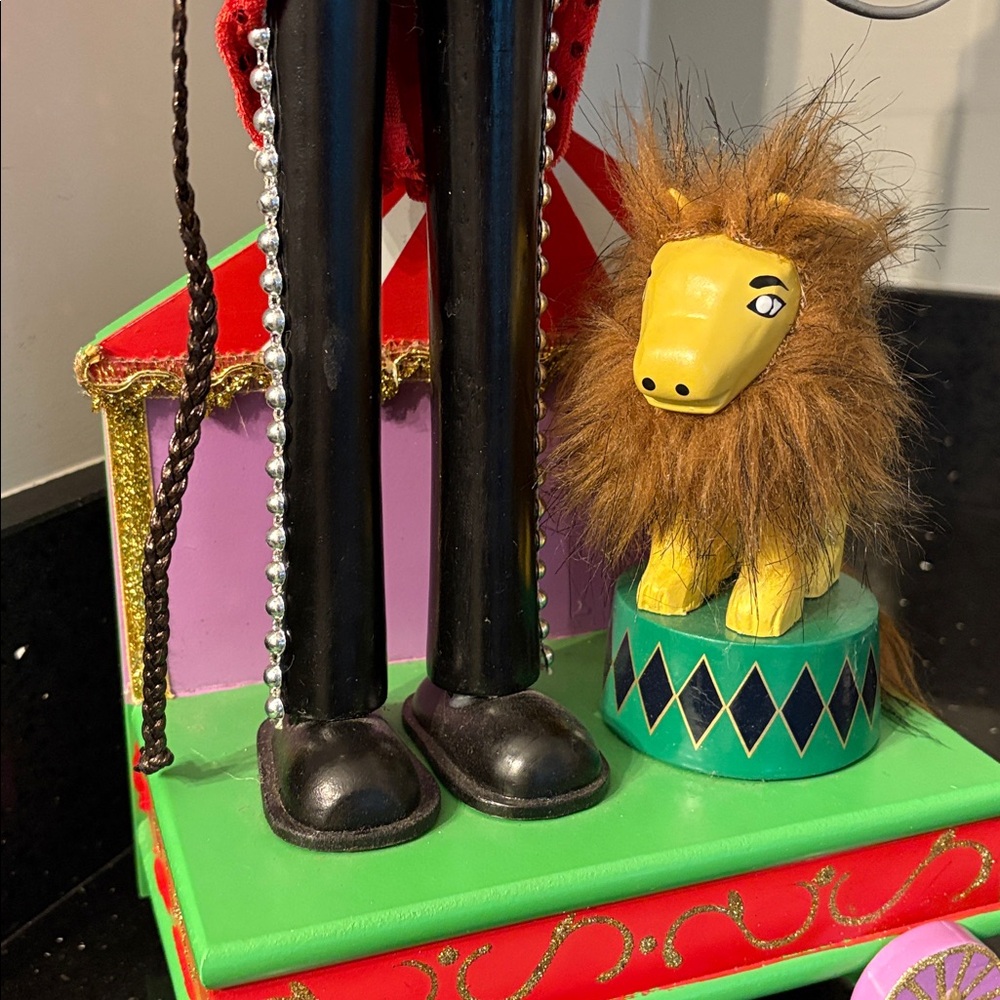 19” Christmas Circus Ringleader Lion Tamer Nutcracker w Lion and Big Top Vintage - Picture 11 of 13